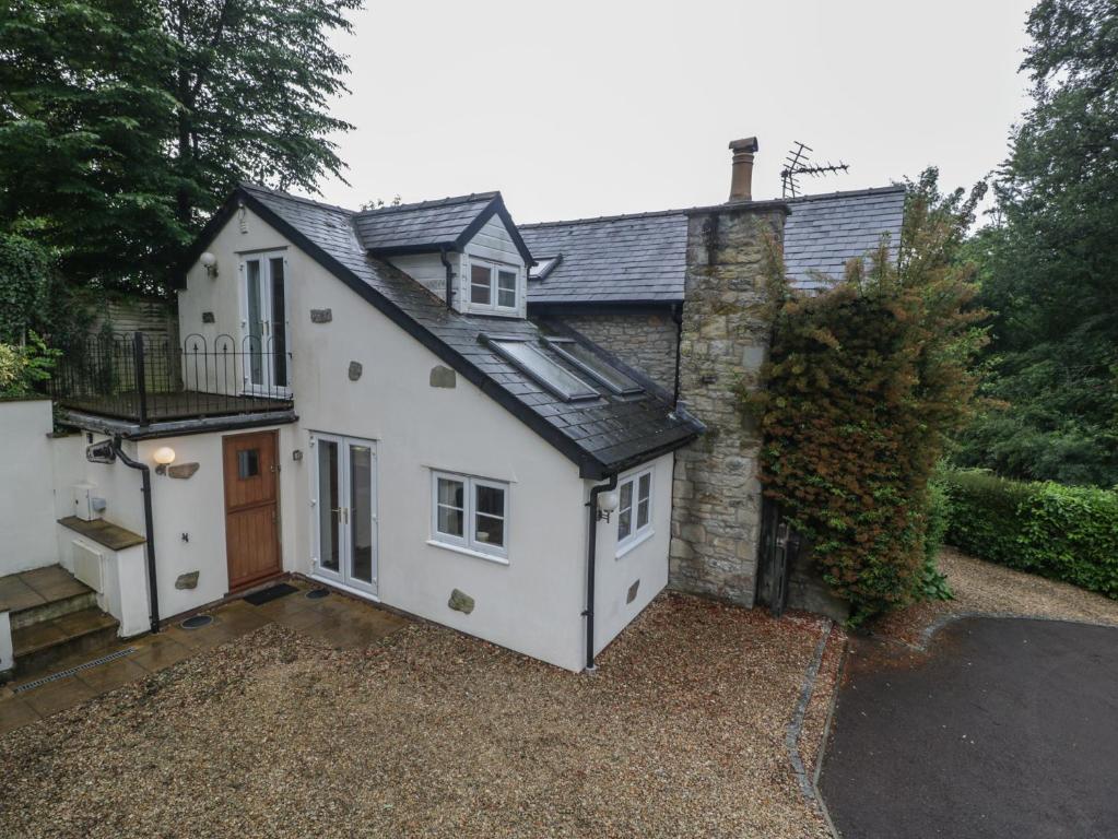 eine Außenansicht eines Hauses mit Garage in der Unterkunft Wren Cottage in Ross on Wye