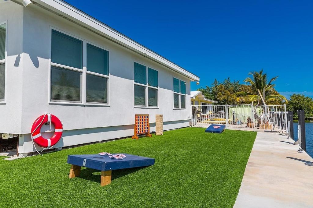 Κήπος έξω από το Sea Glass Dreams - Waterfront Pool Home, Mini Golf, Game Room, 110' Dock