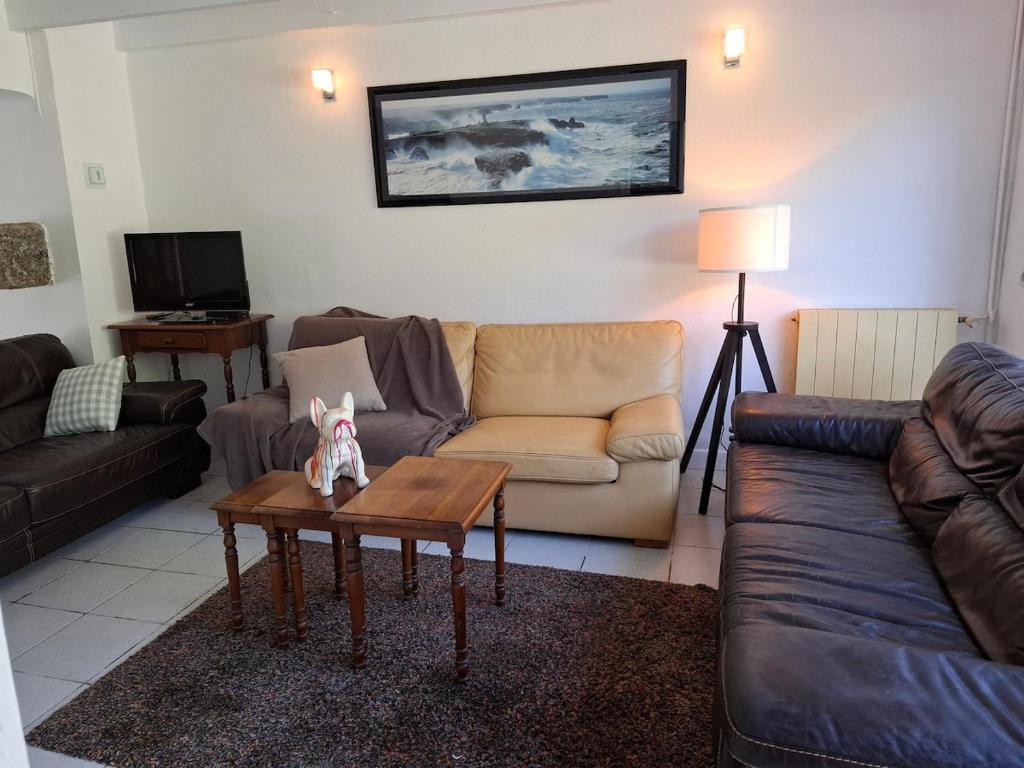 un salon avec un canapé et une table dans l'établissement Grande maison spacieuse pour 9 personnes, à Saint-Brieuc