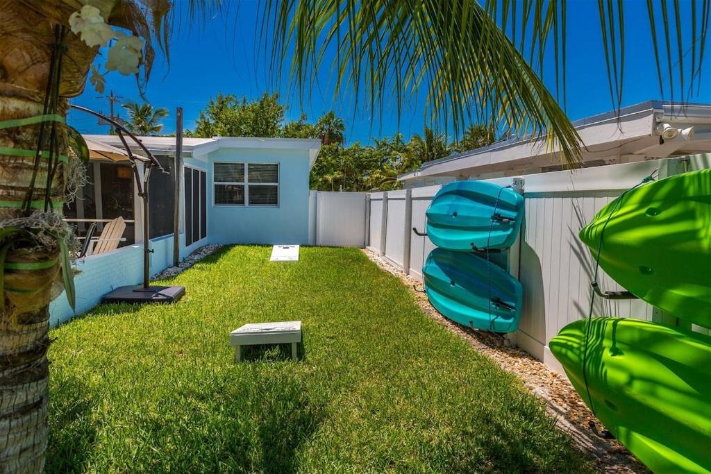 Κήπος έξω από το Tranquil Retreat - Waterfront Home, 37' Dock, Cabana Club Access w Pool