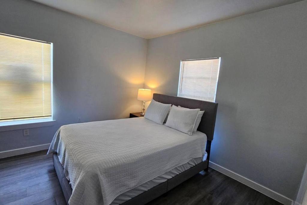 Ένα ή περισσότερα κρεβάτια σε δωμάτιο στο Charming 1BR Dallas Fourplex Affordable Comfort