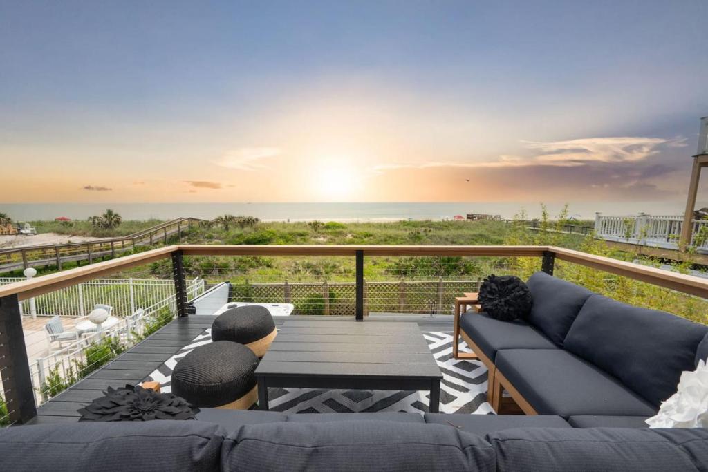 Balkoni atau teres di Seaside Rose-Ocean Front, Private Pool, Ht Tub, Slps 28