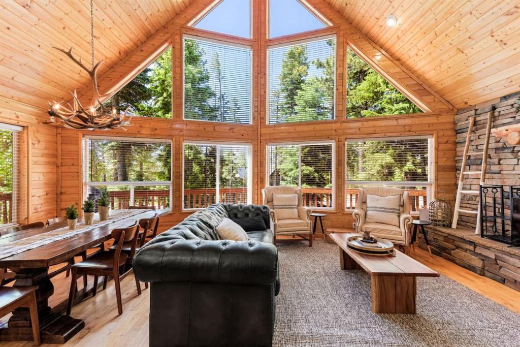 a large living room with a large wooden ceiling at Mallard Manor Hot Tub in Duck Creek Village