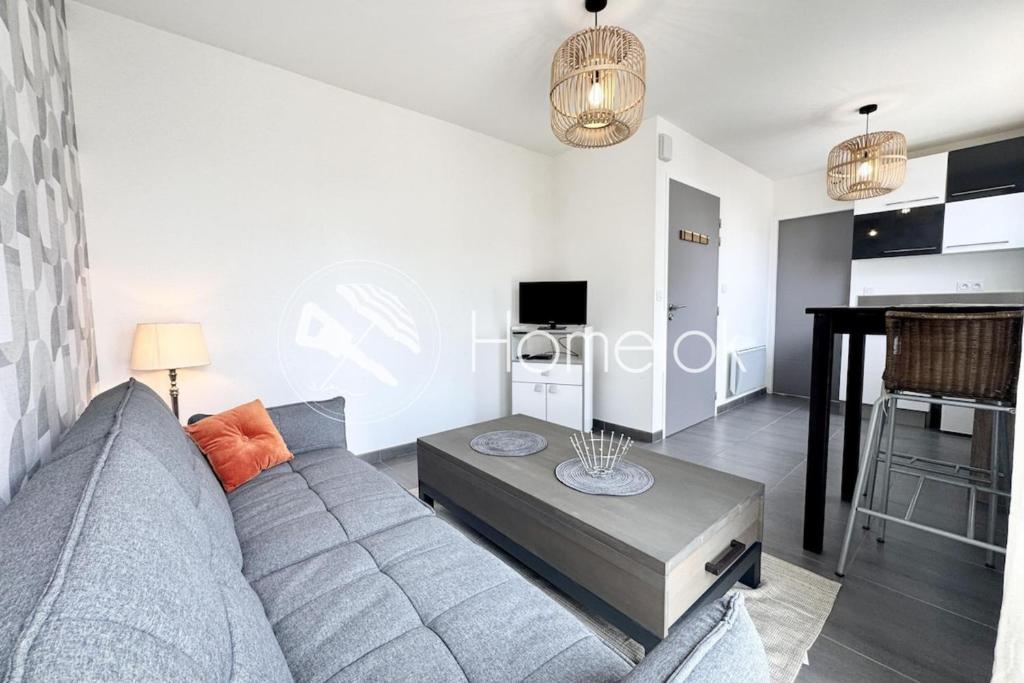 un salon avec un canapé et une table dans l'établissement T2 lumineux à Quiberon tout à pied !, à Quiberon