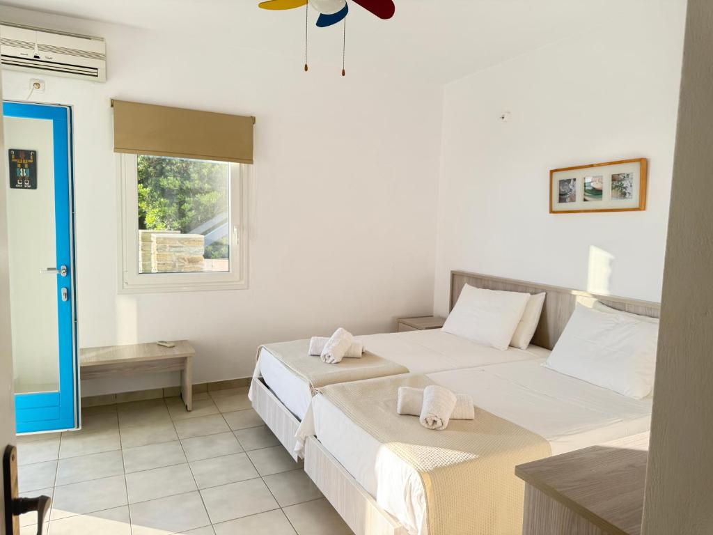 A bed or beds in a room at villa hena