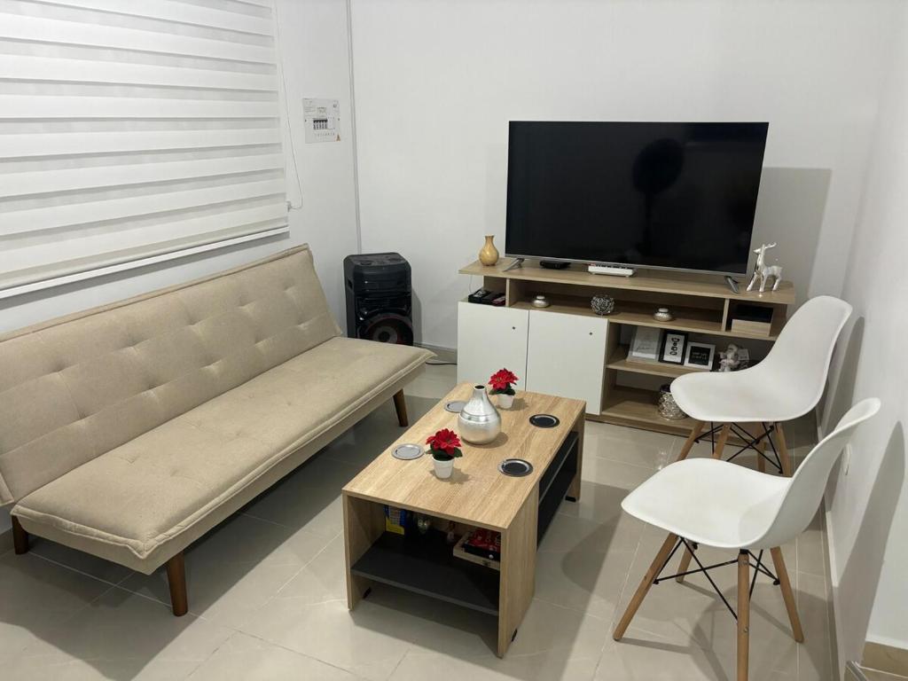 una sala de estar con un sofá y una mesa en Casa Villa Santa Neiva Colombia, en Neiva