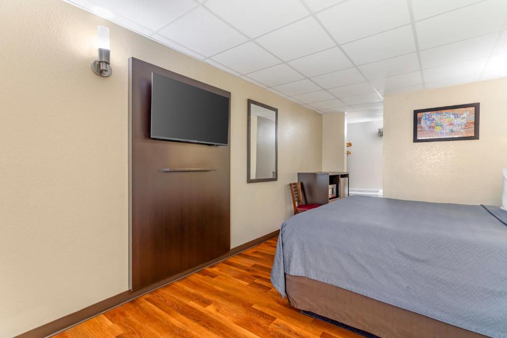 Econo Lodge Inn & Suites Gatlinburg at the Convention Center - 