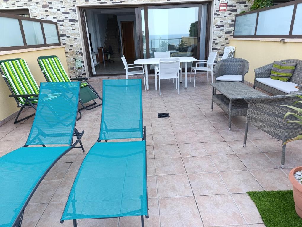 A seating area at Bungalow en primera línea del mar