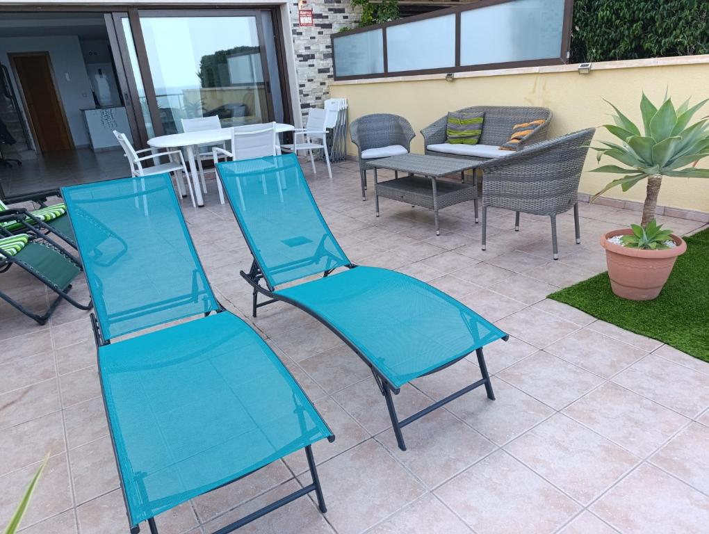 A seating area at Bungalow en primera línea del mar