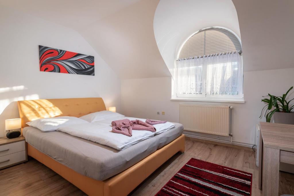 Postel nebo postele na pokoji v ubytování Penzion Blesk