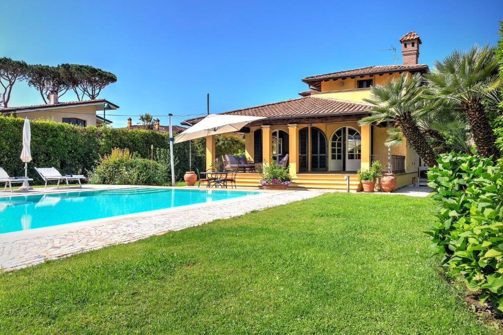 a house with a swimming pool in the yard at Relais di Alice- Adults Only in Forte dei Marmi