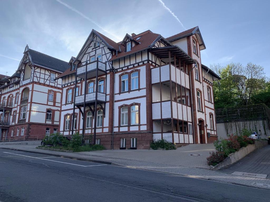 バート・ヴィルドゥンゲンにあるVilla Alexandra 1897 Wohnung Vilmaの通り側の大きなレンガ造りの建物