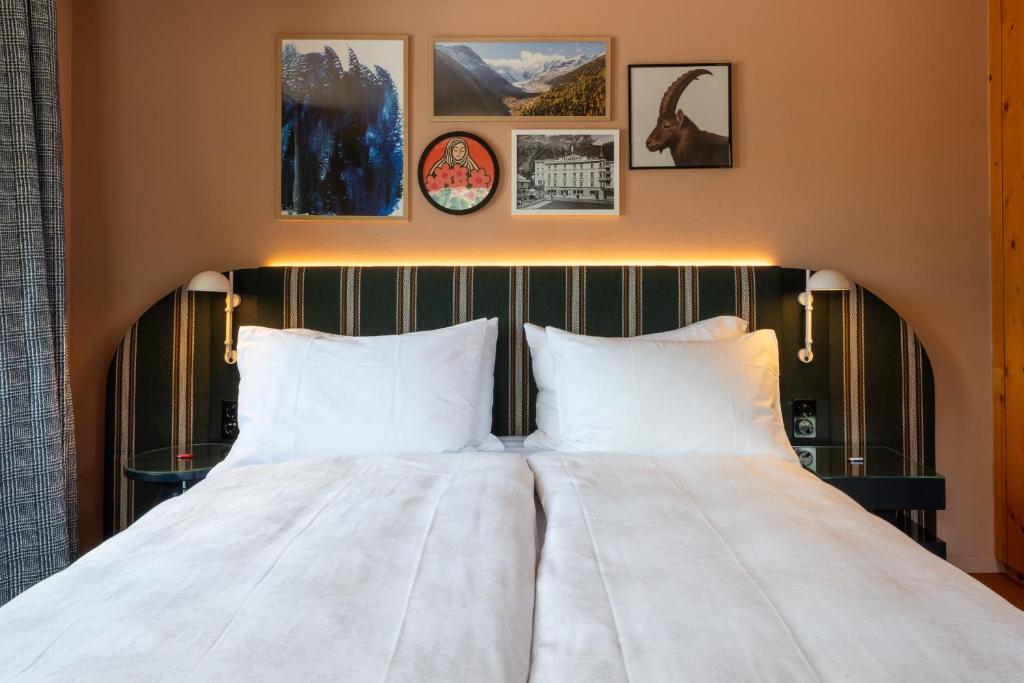 Postel nebo postele na pokoji v ubytování Hotel Engadinerhof Pontresina