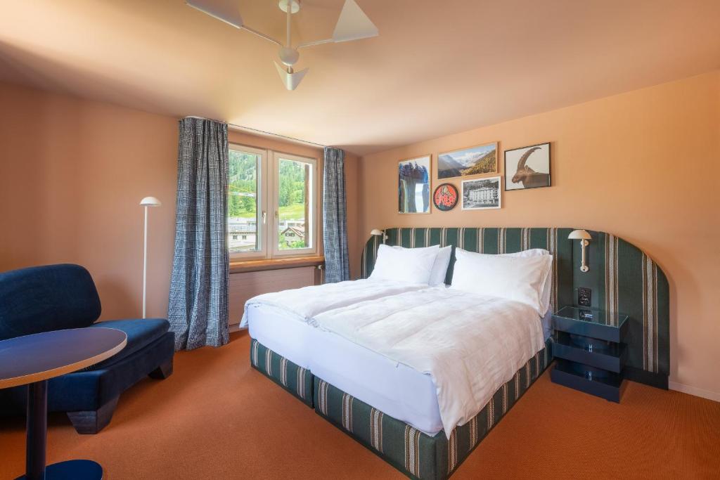 Postel nebo postele na pokoji v ubytování Hotel Engadinerhof Pontresina