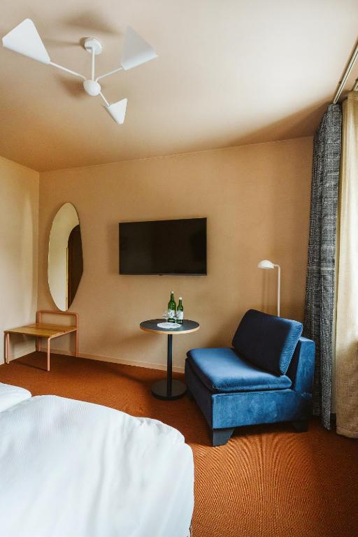 TV a/nebo společenská místnost v ubytování Hotel Engadinerhof Pontresina