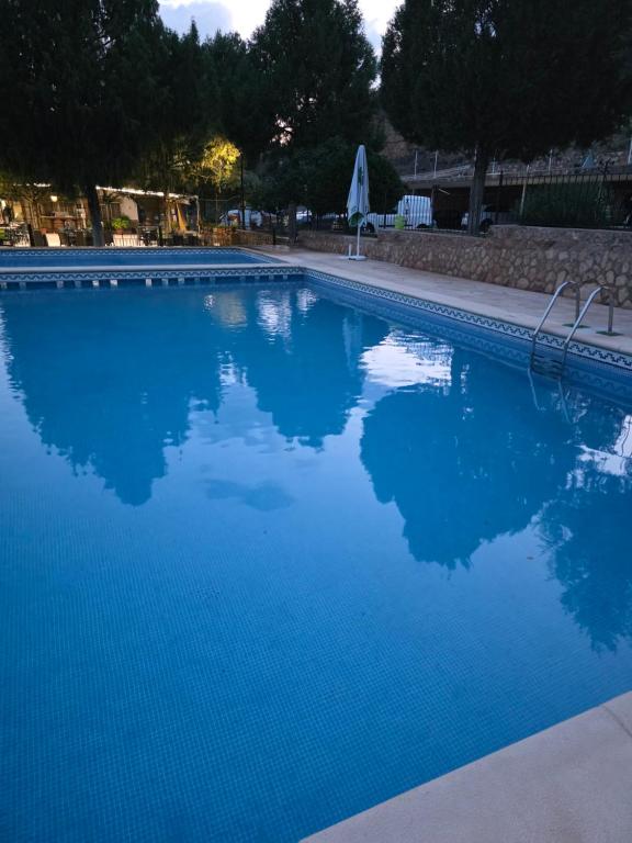 ein großes Schwimmbecken mit blauem Wasser in der Unterkunft Hotel Matias in Ruidera