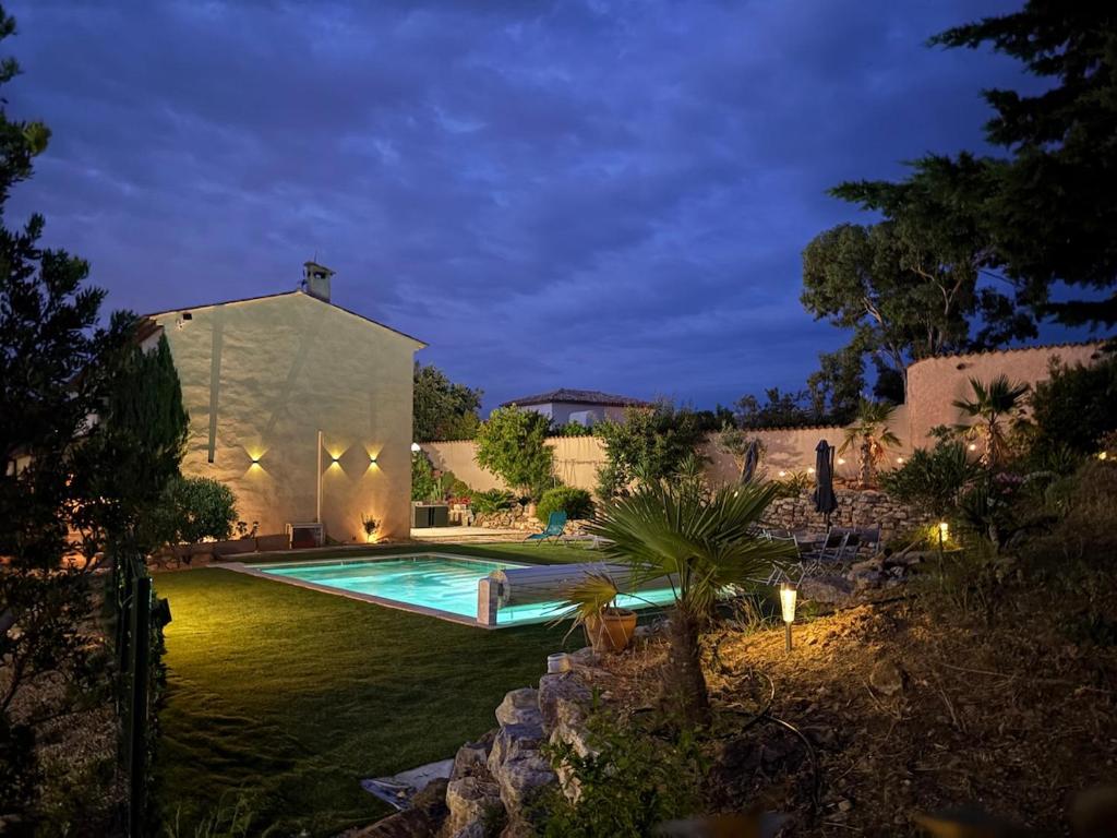 une cour arrière avec une piscine et une maison dans l'établissement Belle maison avec piscine privative dans une résidence calme et securisee, à Sainte-Maxime