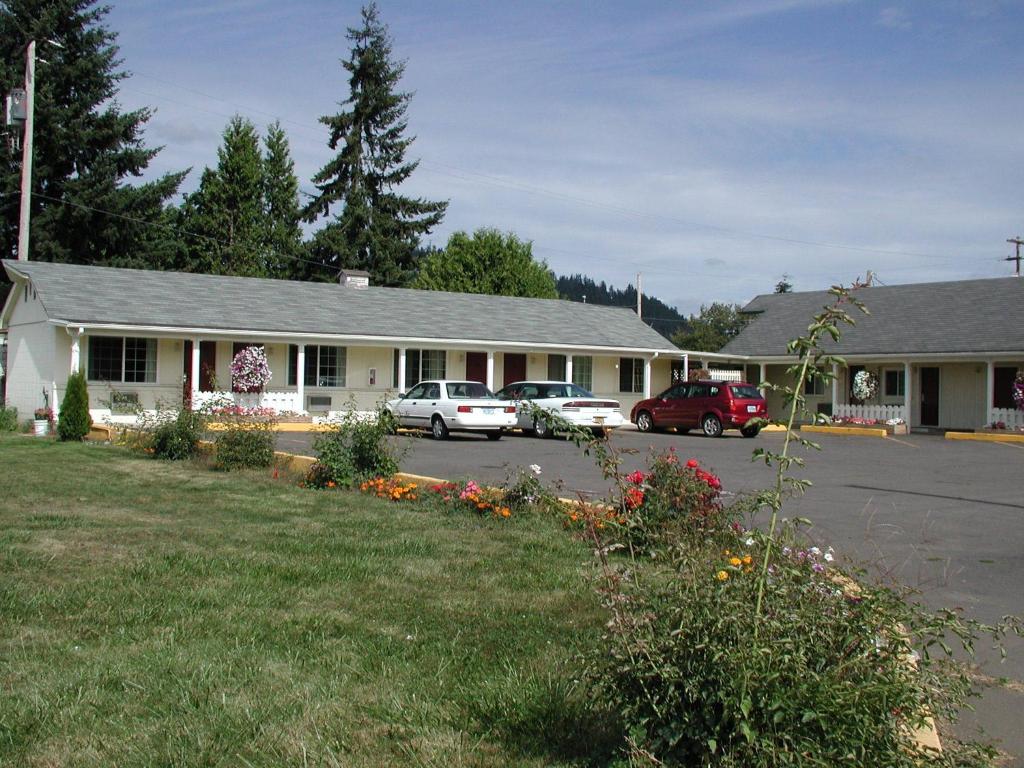 a building with cars parked in a parking lot at Valley Inn - Lebanon Oregon in Lebanon