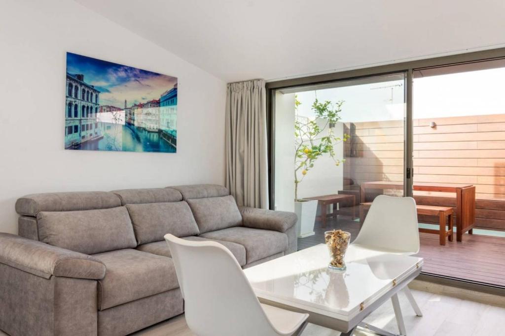 A seating area at Minty Stay - La Merced Atico Duplex