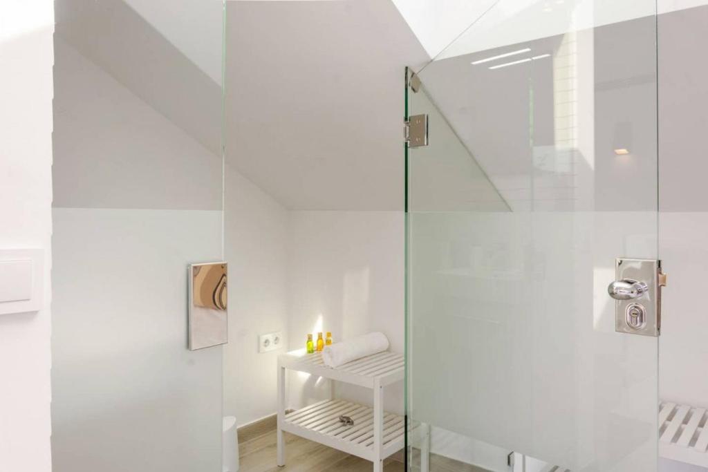 A bathroom at Minty Stay - La Merced Atico Duplex