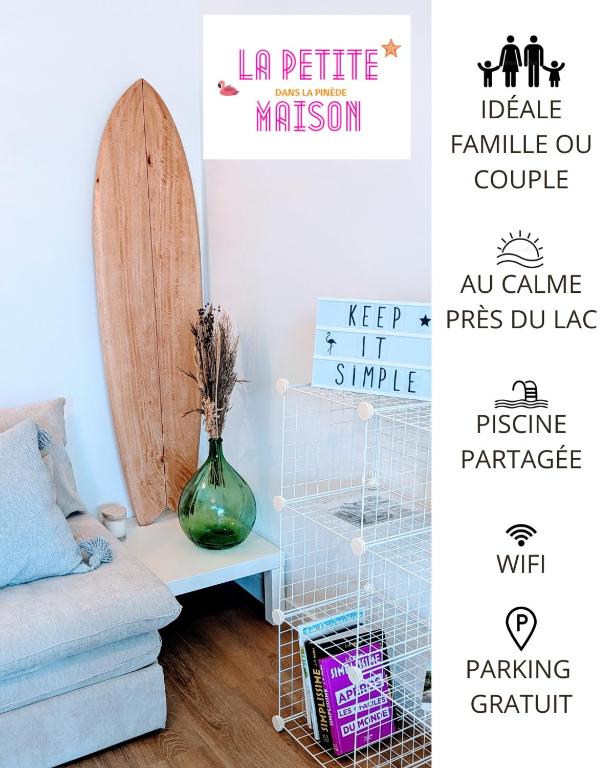 - un salon avec une planche de surf et un canapé dans l'établissement La Petite Maison dans la Pinède, à Lacanau