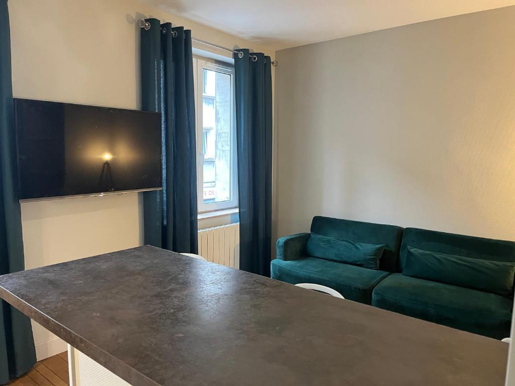 un salon avec une table et un canapé dans l'établissement Le nid de CALI, à Pont-à-Mousson