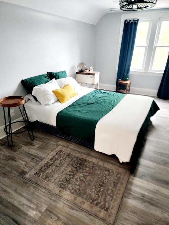 Postel nebo postele na pokoji v ubytování Walkerville Luxury Apt -River Views & Balcony