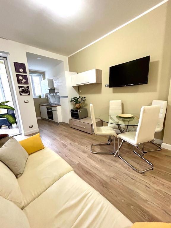 尼凯利诺Casa del sole的客厅里有一张沙发和一张桌子。