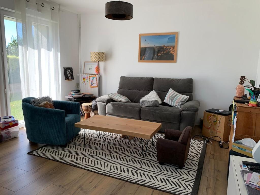 un salon avec un canapé et une table basse dans l'établissement Maison proche mer, à Lamballe Armor