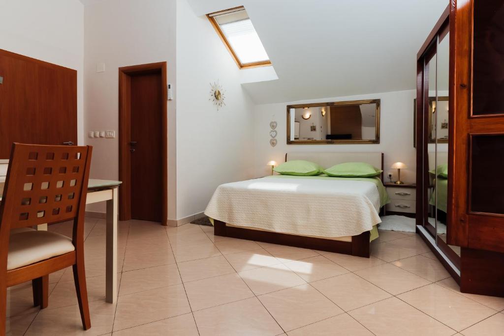Posteľ alebo postele v izbe v ubytovaní Old town Villa TROGIR STARS with free parking
