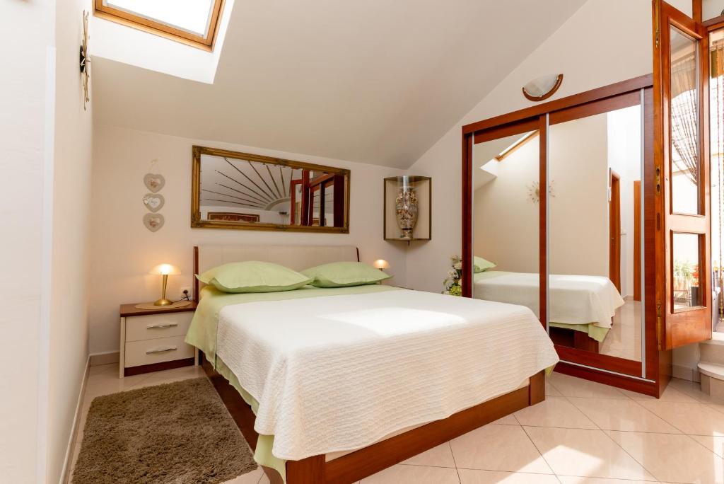 Posteľ alebo postele v izbe v ubytovaní Old town Villa TROGIR STARS with free parking