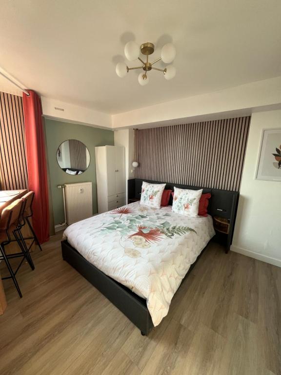 une chambre avec un grand lit dans une pièce dans l'établissement Studio Douce Brise, à Dunkerque