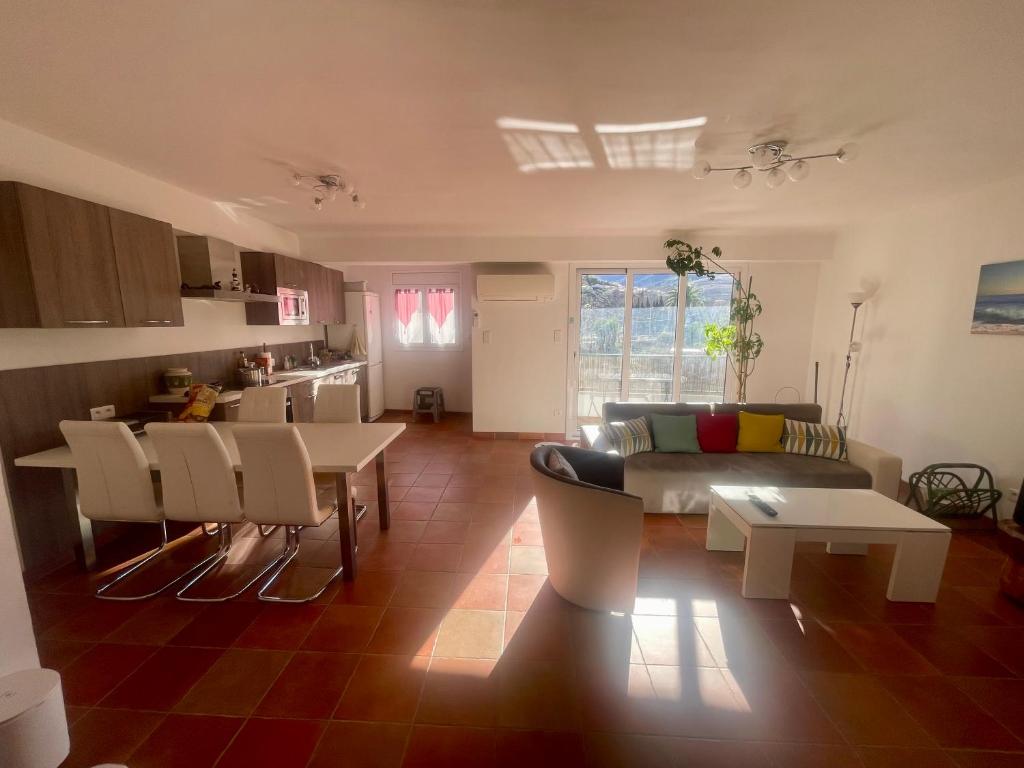 un soggiorno con un divano e un tavolo di Appartement de location meublé F3 au premier étage a Banyuls-sur-Mer