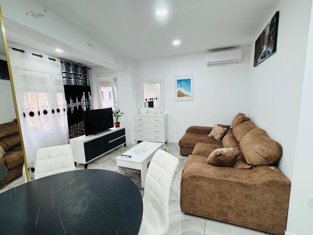 a living room with a couch and a table at Apartamento céntrico Vinaros 1A in Vinarós