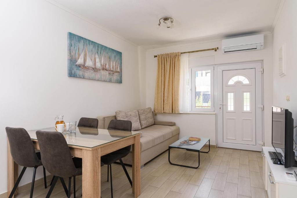 TV a/nebo společenská místnost v ubytování Apartmani Gaby