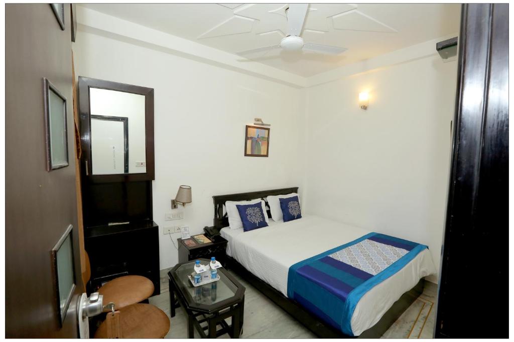 Postel nebo postele na pokoji v ubytování Airport Hotel The R Blues - New Delhi