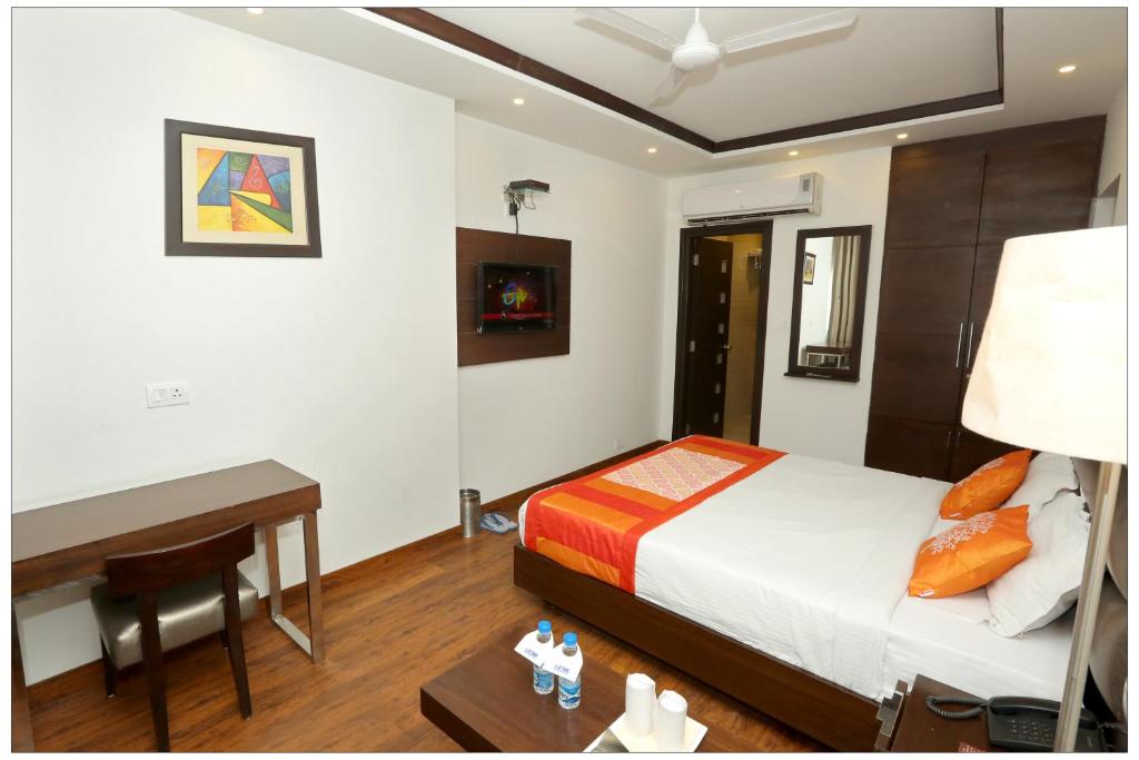 Postel nebo postele na pokoji v ubytování Airport Hotel The R Blues - New Delhi
