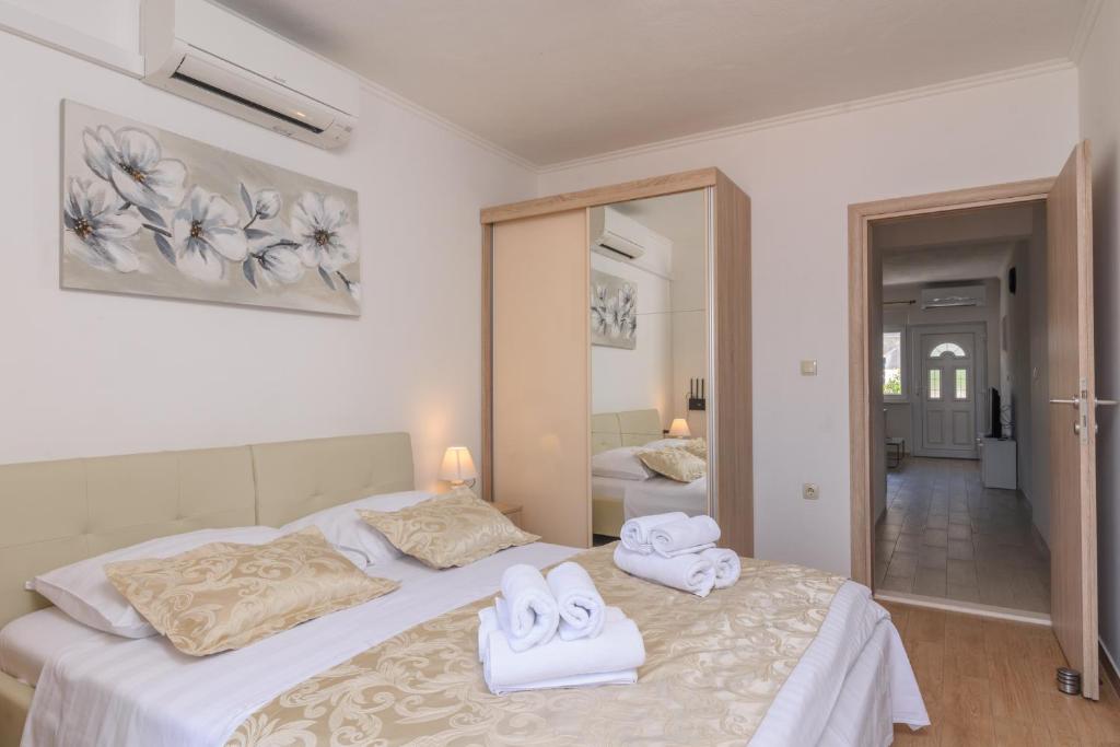Postel nebo postele na pokoji v ubytování Apartmani Gaby