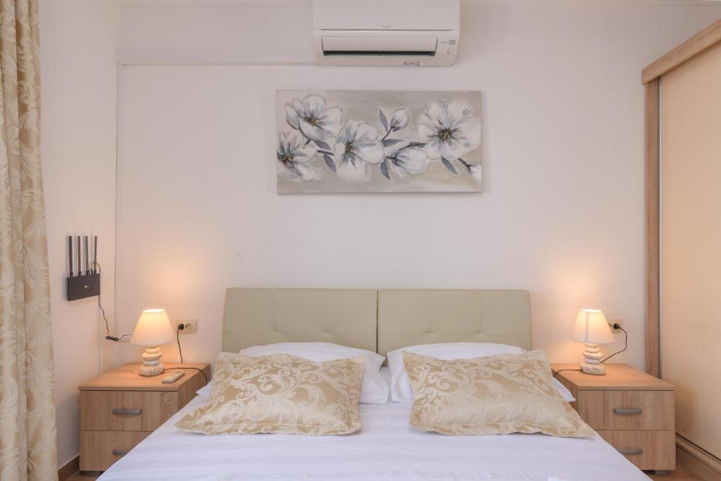Postel nebo postele na pokoji v ubytování Apartmani Gaby