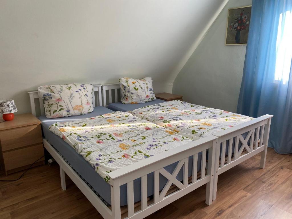 ein weißes Bett mit einer Decke im Schlafzimmer in der Unterkunft 1Zi Ferienwohnung bis zu 3 Personen für Dienstreisende in Loßburg Schwarzwald in Loßburg