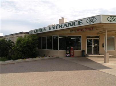 una entrada al vestíbulo a una gasolinera en Park Lane Motor Hotel Medicine Hat, en Medicine Hat