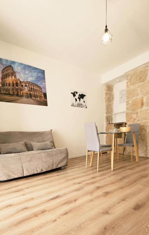 un salon avec un canapé et une table dans l'établissement T2 with Contemporary Design and air conditioning, à Nice