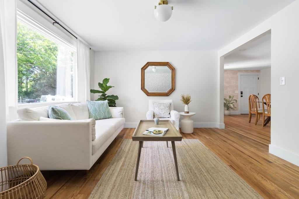 クレイトンにあるLuxury King 125 year historic home 2 blocks from Main Stの白いソファとテーブルのあるリビングルーム