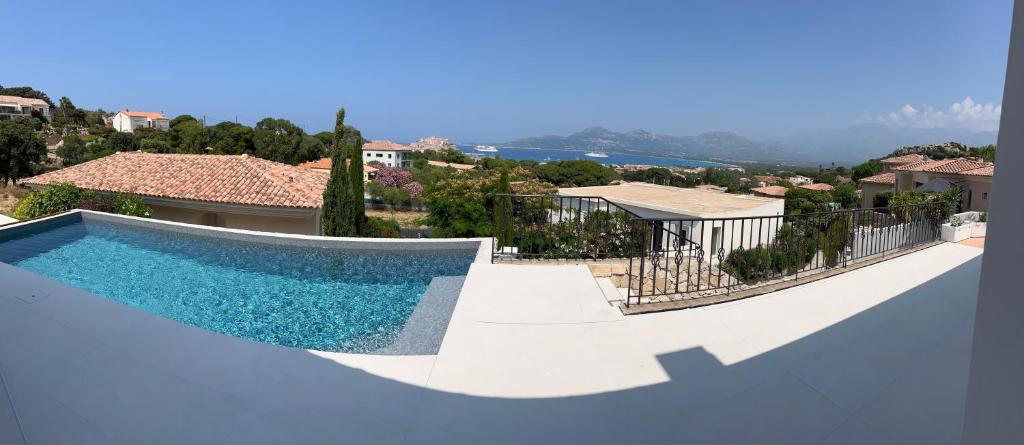 - une piscine sur le côté d'une maison dans l'établissement Calvi - A Casa di u Mare, à Calvi