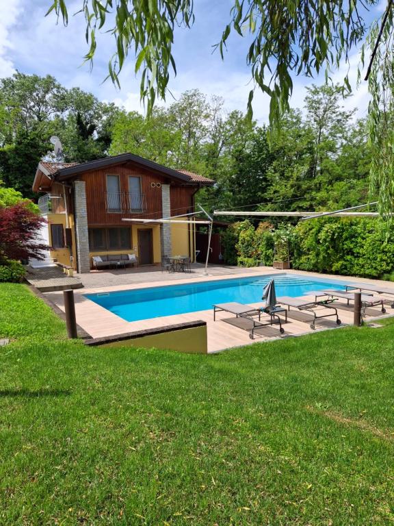 Swimmingpoolen hos eller tæt på Holiday Home Villa Salici, pool & garden