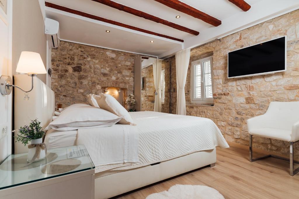 Posteľ alebo postele v izbe v ubytovaní Old town Villa TROGIR STARS with free parking
