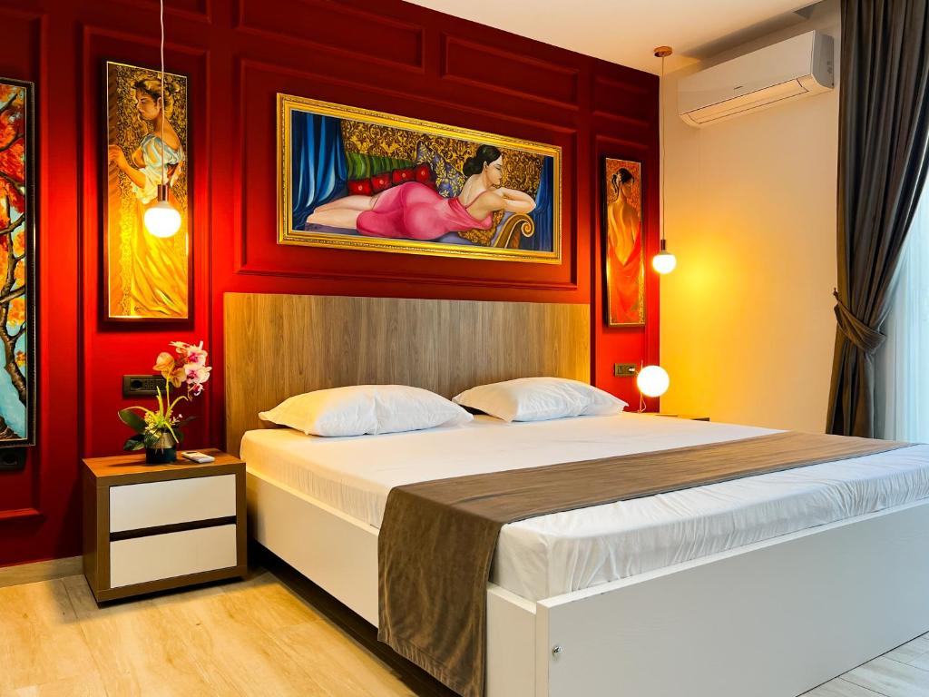 Postel nebo postele na pokoji v ubytování Jata Crown Hotel
