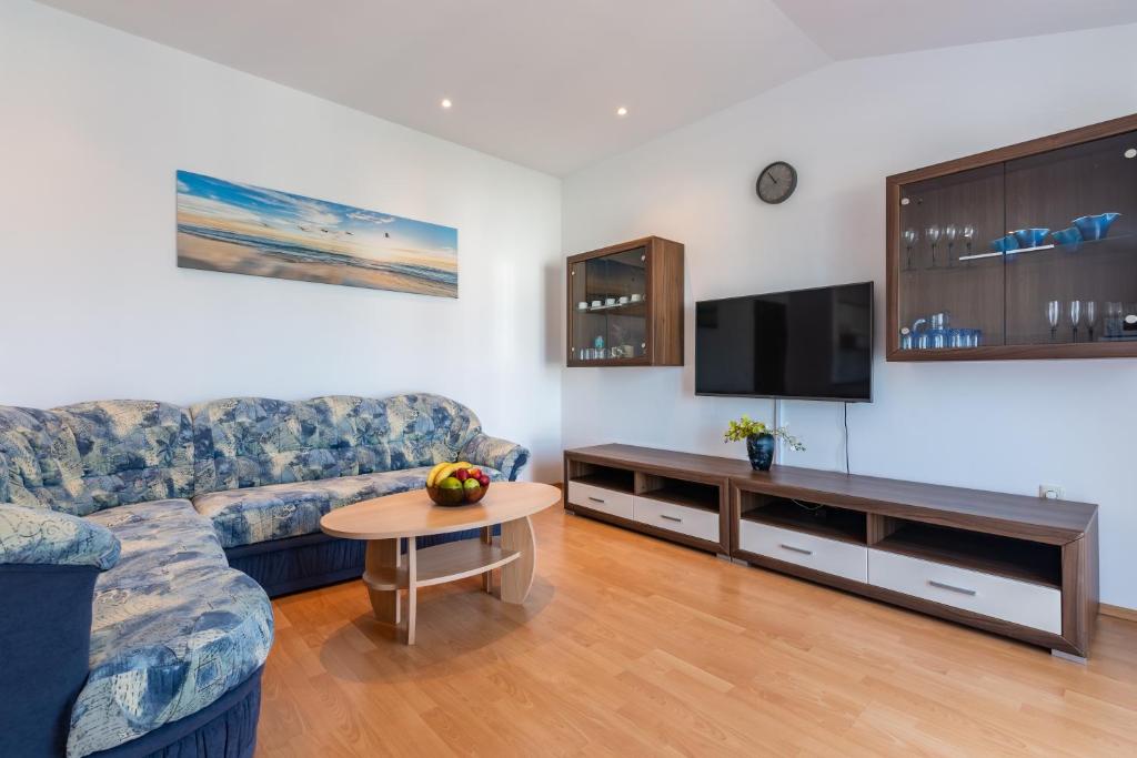 TV a/nebo společenská místnost v ubytování Mitros Apartment