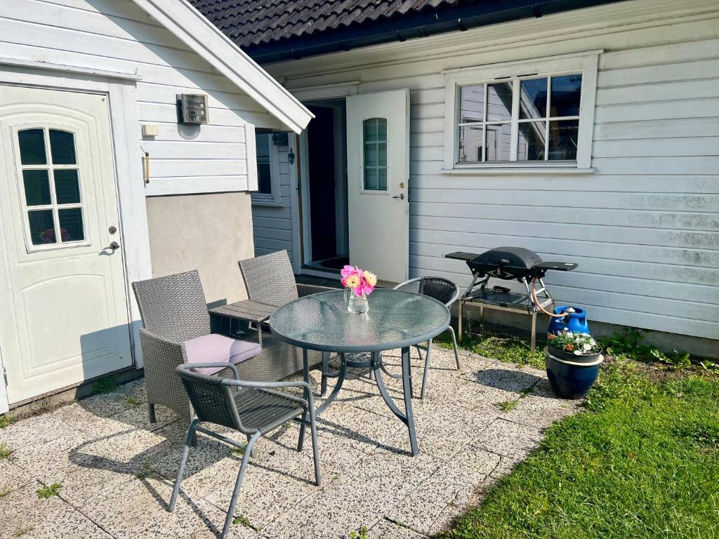 Imagen de la galería de Cozy Guesthouse with Private Garden, en Hvasser