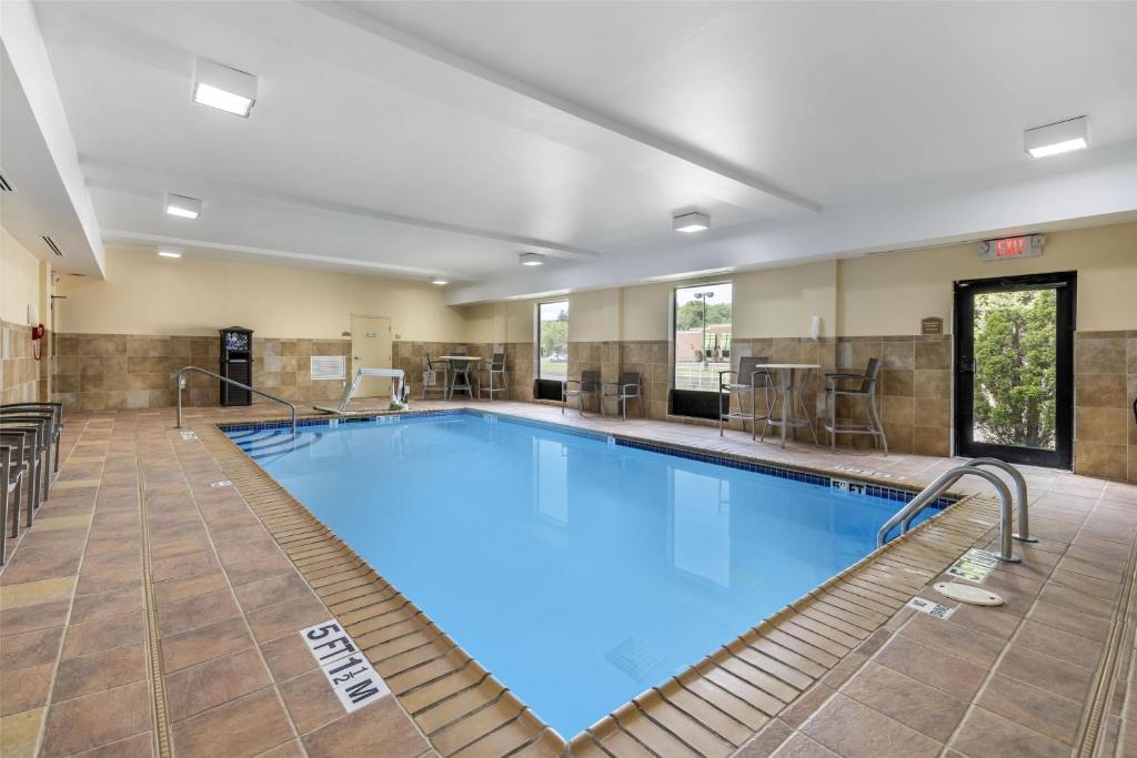 オーリアンにあるBest Western Plus University Innの青い水の大きなプール